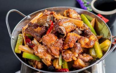 “干鍋排骨”的家常做法，做法簡單，口感麻辣鮮香